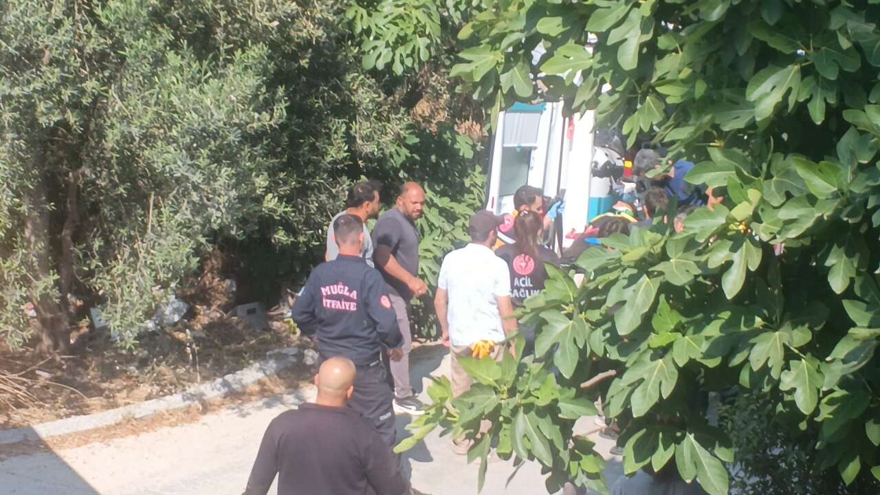 Muğla’da İş Makinesi Devrildi, Kabinde Sıkışan 2 Kişi Kurtarıldı 4